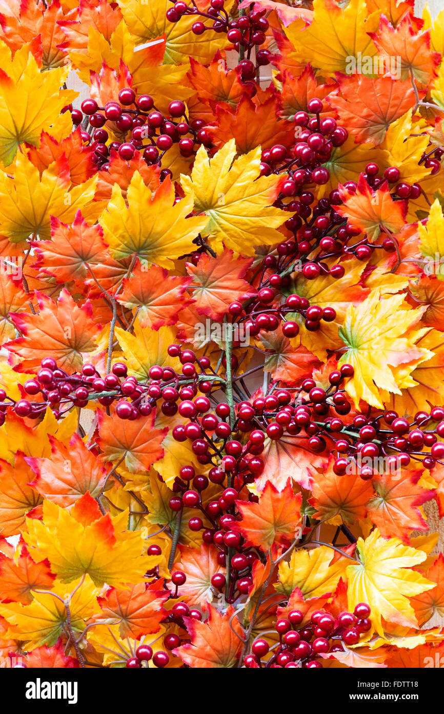 La composition créative automne décoration feuilles orange et jaune avec des baies rouges, arrière-plan lumineux pour l'automne. Banque D'Images