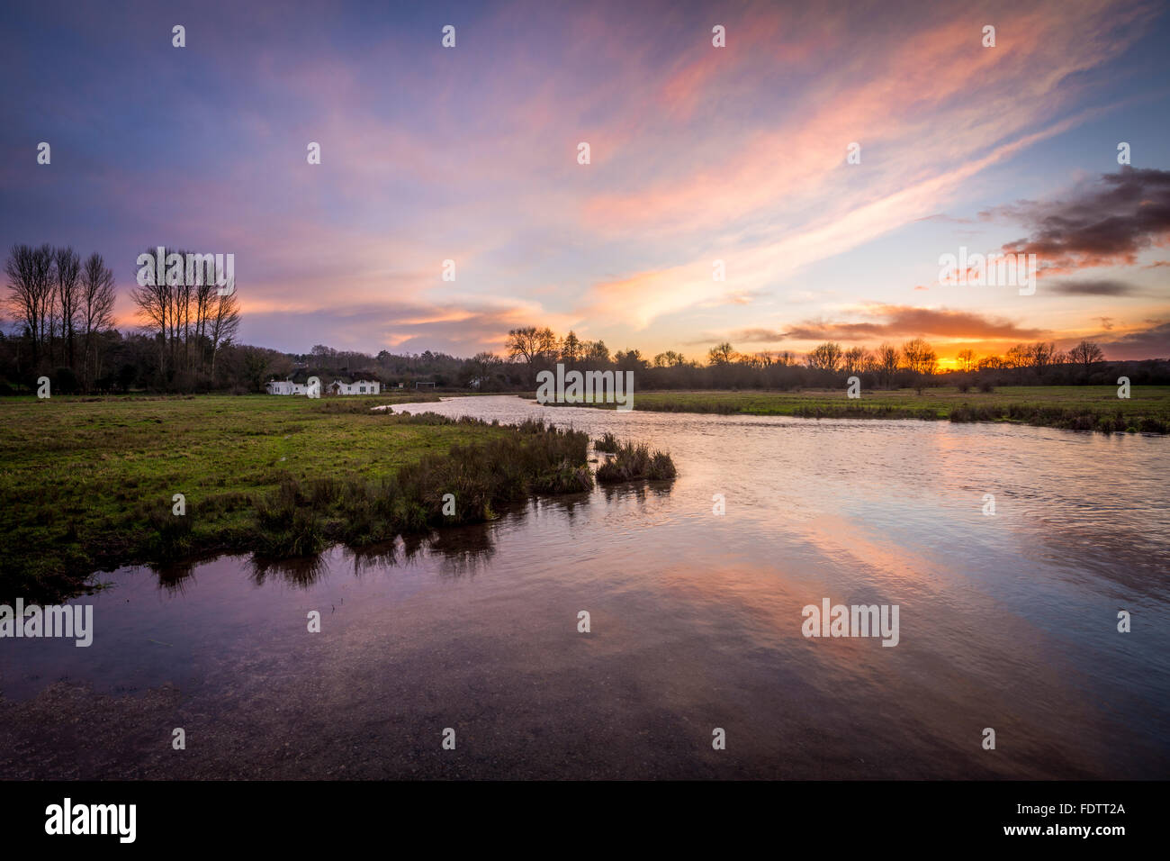 Une vue sur le fleuve à l'essai à Chilbolton commun dans le Hampshire. Banque D'Images