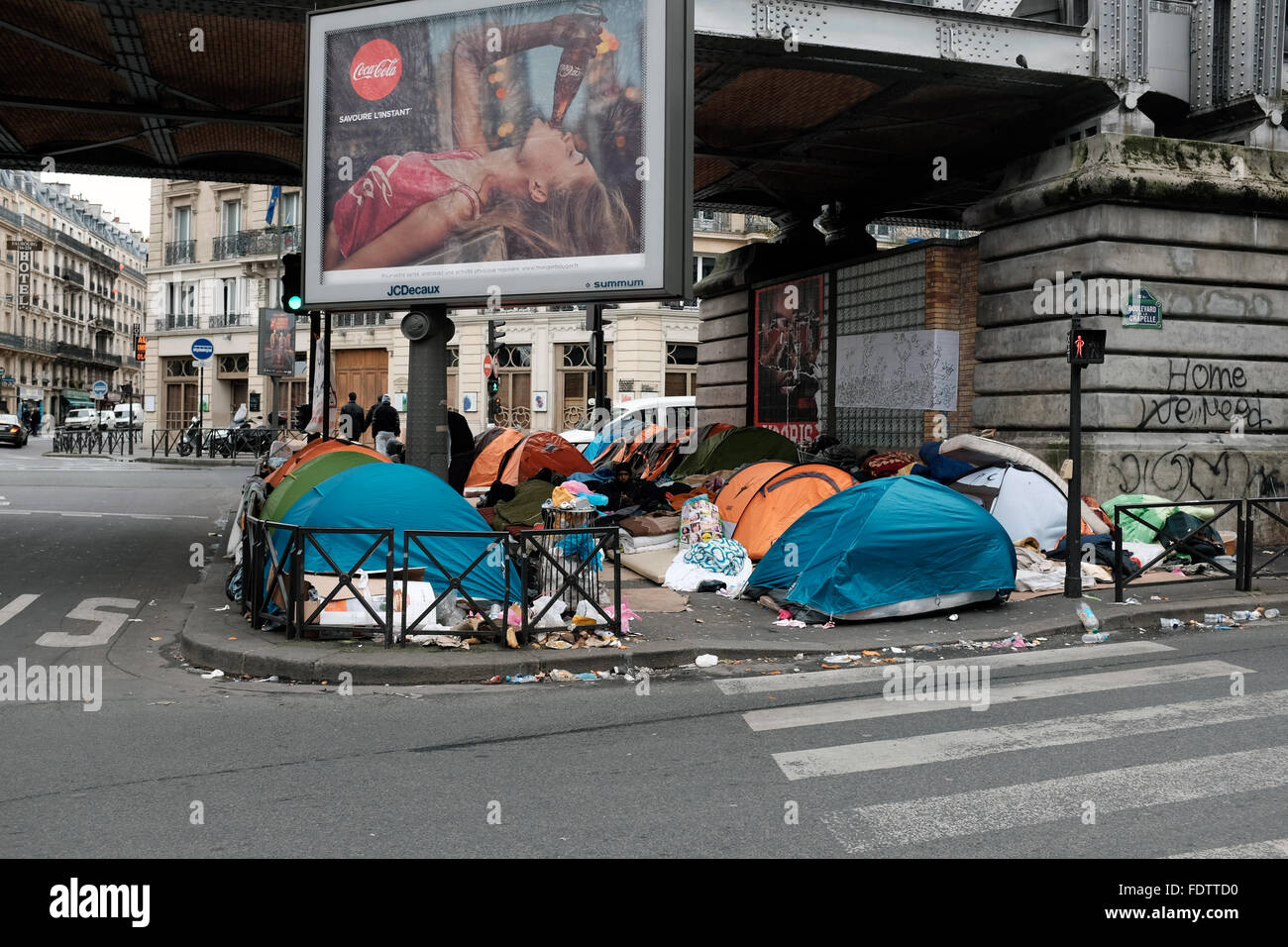 Sur le camp de réfugiés de boulevard Barbes, Paris, France. Banque D'Images