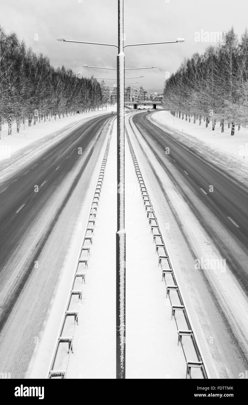 L'autoroute à Umea, Suède en hiver Banque D'Images
