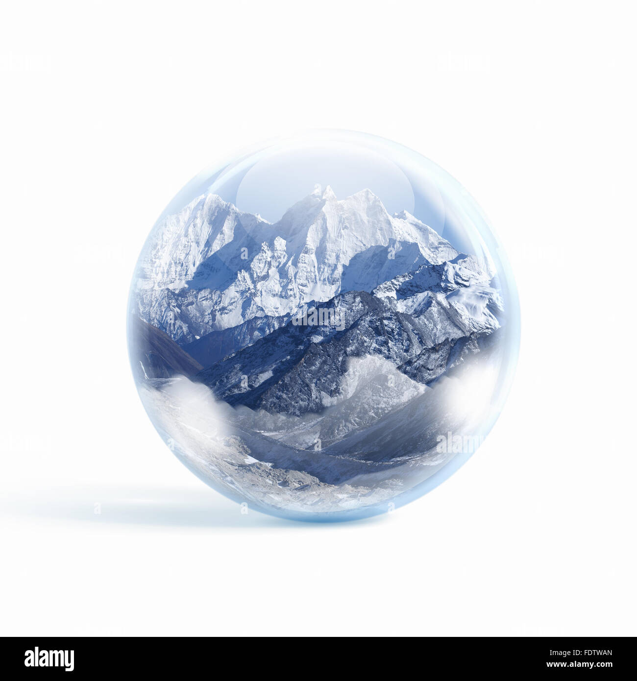 Une boule de neige en verre transparent avec de hautes montagnes à l'intérieur. Banque D'Images