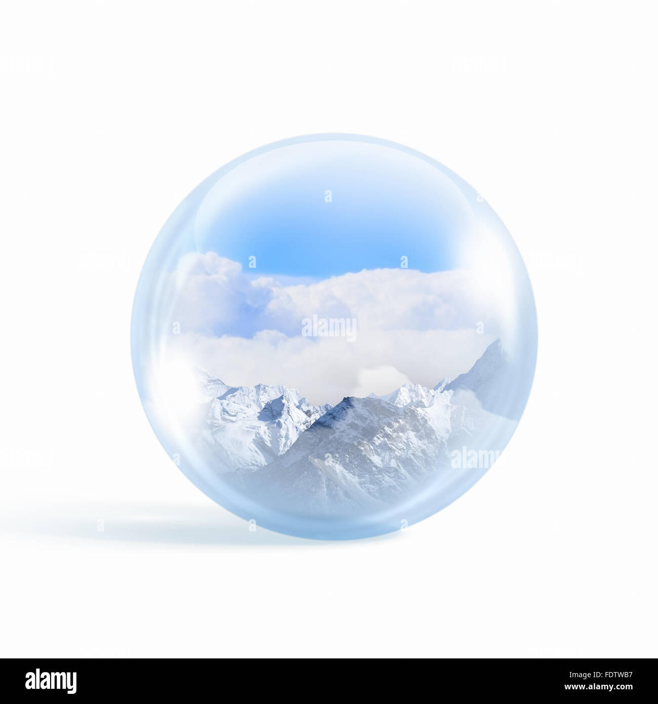 Une boule de neige en verre transparent avec de hautes montagnes à  l'intérieur Photo Stock - Alamy