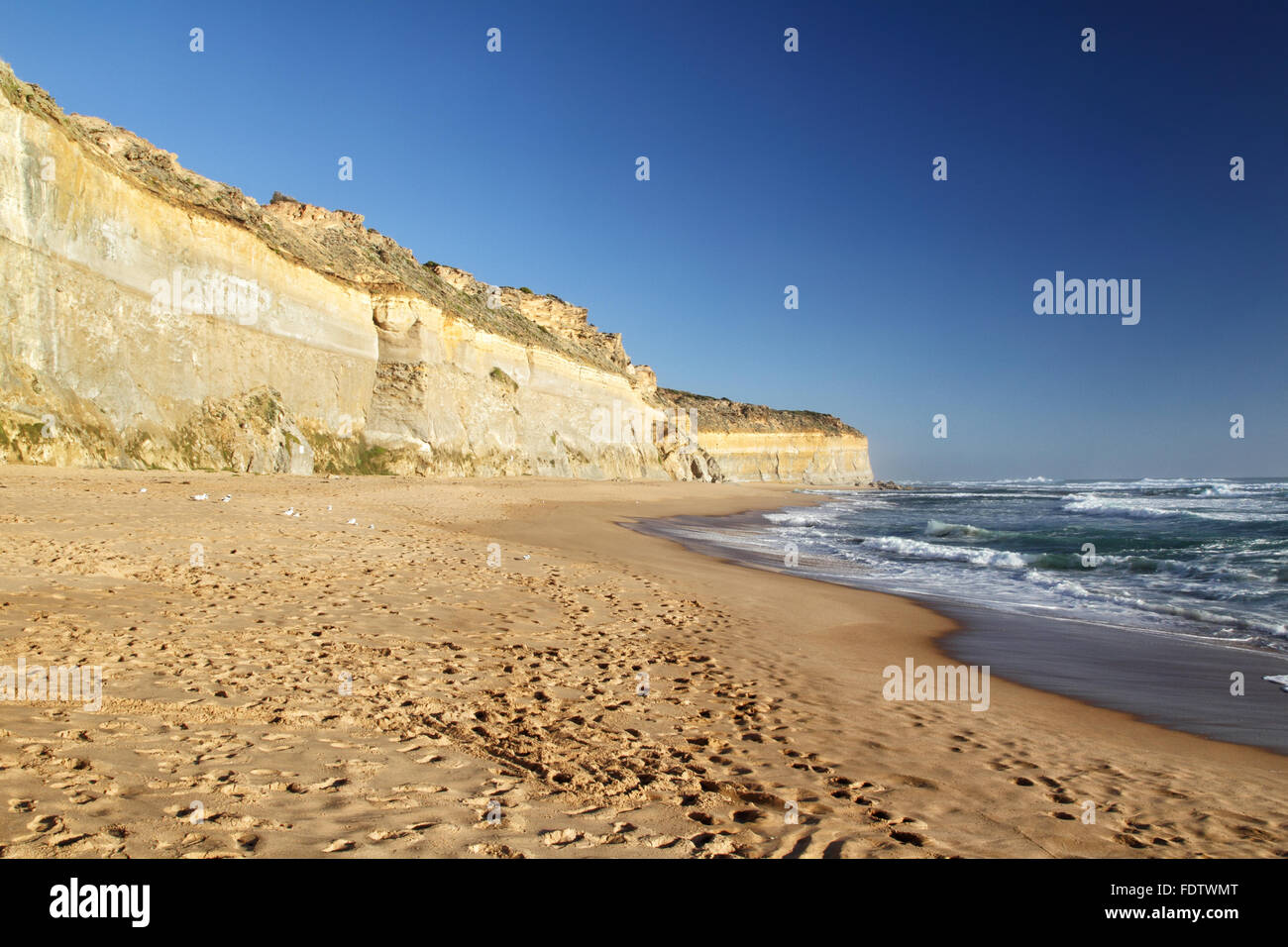 Plage et côte à Gibson comme suit près de la douze apôtres à la Great Ocean Road dans le Port Campbell National Park, en Australie. Banque D'Images