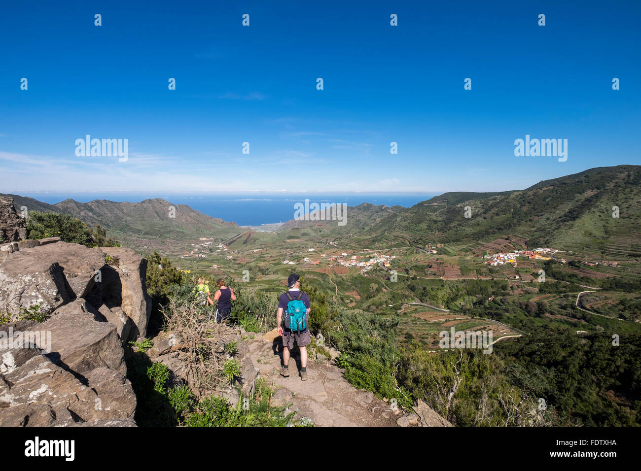 Les marcheurs avec vues spectaculaires sur la vallée de Palmar à Buenavista del Norte à partir d'un sentier de marche sur la crête. Tenerife, ca Banque D'Images