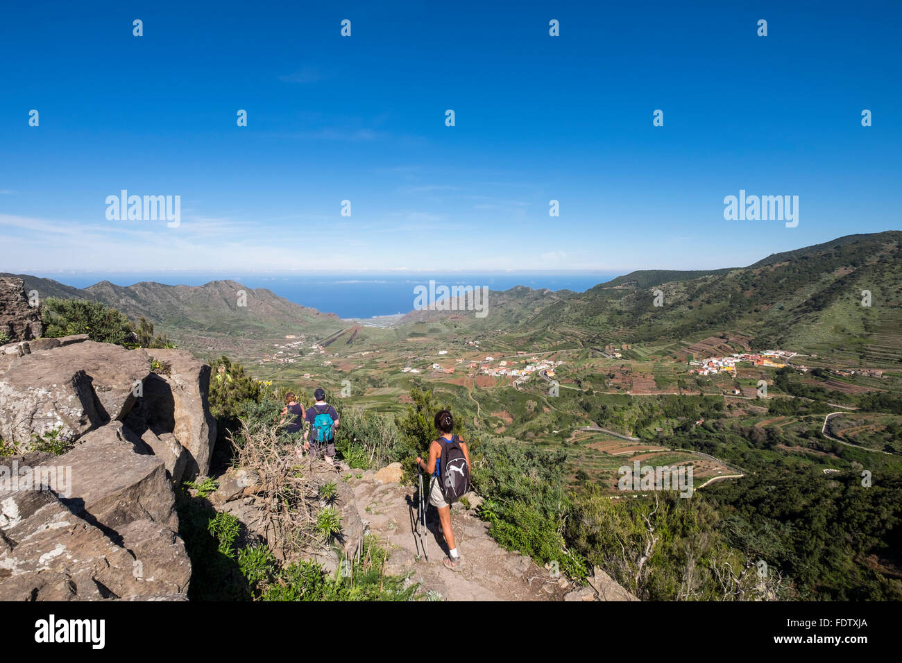 Les marcheurs avec vues spectaculaires sur la vallée de Palmar à Buenavista del Norte à partir d'un sentier de marche sur la crête. Tenerife, ca Banque D'Images