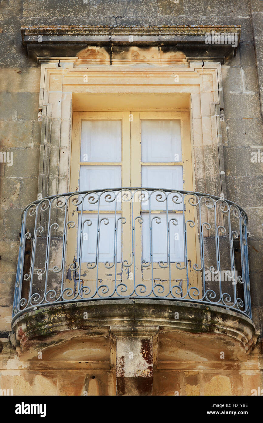 Belle vieille fenêtre dans une chambre à l'Européenne avec balustrade en fer Banque D'Images