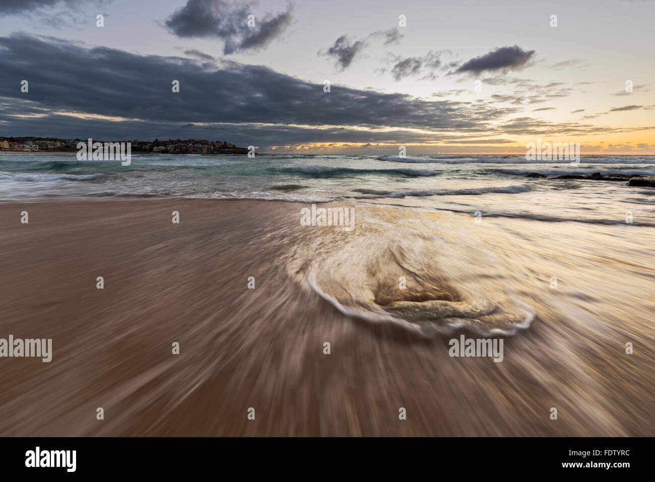 Nice Matin positif avec petit surf ludique, agréable et la lumière du ciel et l'eau chaude. Banque D'Images