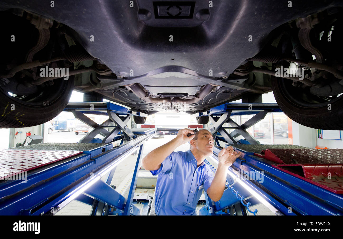 (Dossier) - Une archive photo, datée du 5 novembre 2014, indique un membre du personnel de Tuv Nord l'examen d'une Mercedes Benz C-Class modèle de voiture pendant l'inspection au Hildesheim, Allemagne. L'association de protection de l'environnement et des consommateurs la "Deutsche Umwelthilfe' envisage de demander la révocation des réceptions par type du véhicule à moteur Mercedes Benz. Photo : Julian Stratenschulte/dpa Banque D'Images