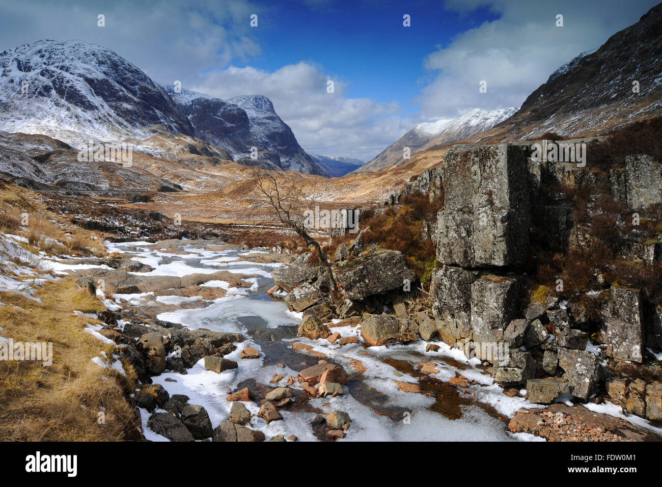 L'hiver vue depuis le sommet du col de glencoe avec les trois soeurs en distance.Glencoe,West Highlands. Banque D'Images