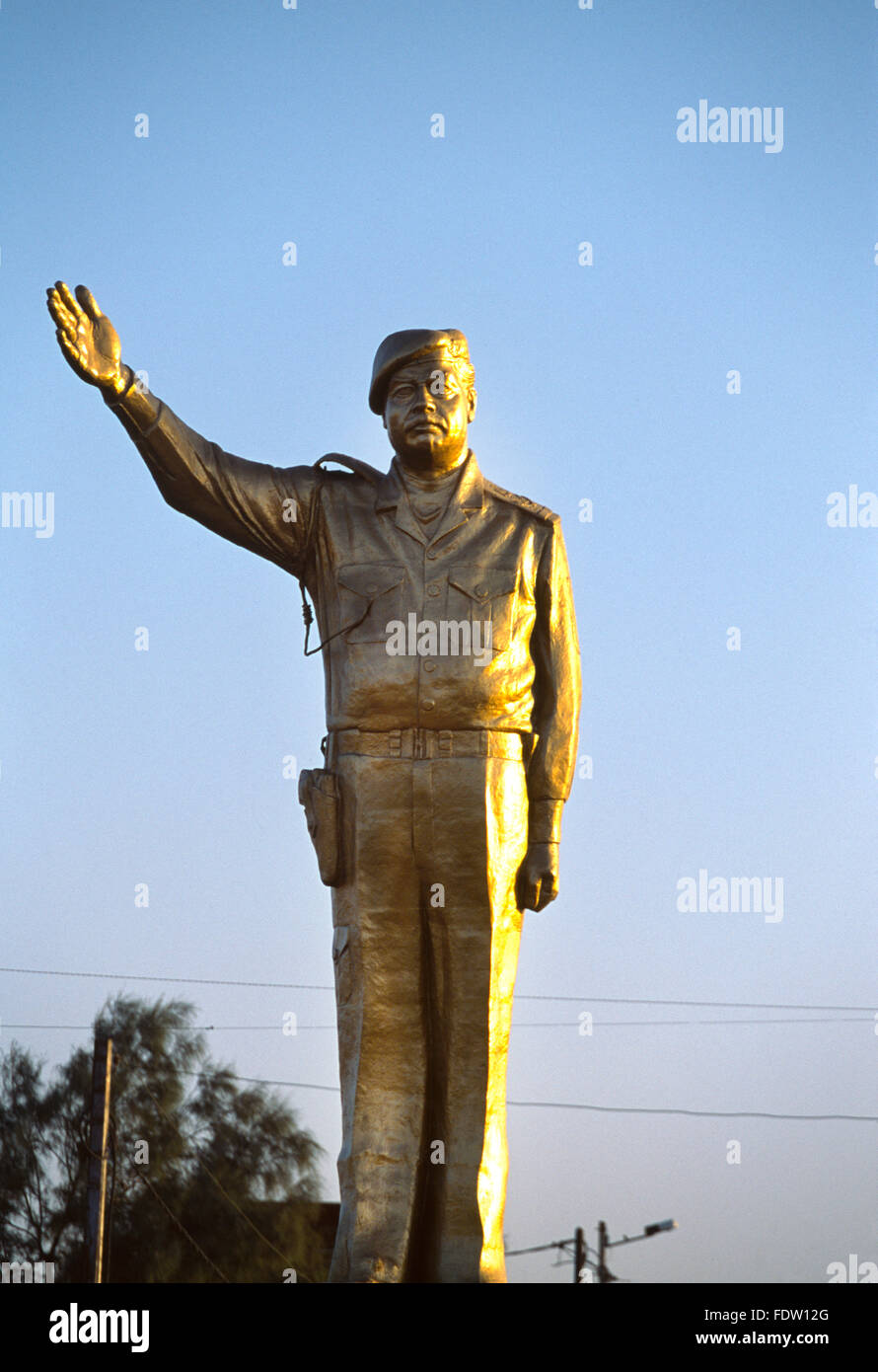 Iraq Basra statue en or de Saddam Hussein depuis été détruit Banque D'Images