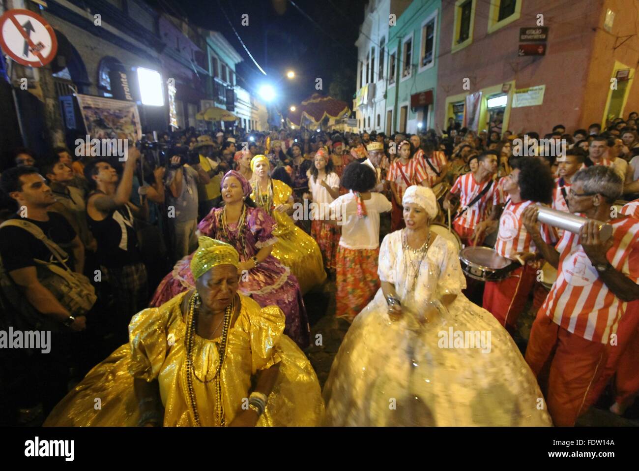 Recife, Pernambuco, Brésil. 1er février 2016. Les femmes afro-brésilien en robe de danse costumes baroques dans les rues dans un défilé de carnaval maracatu nacao durant la nuit de la batterie silencieux cérémonie minuit le 1 février 2016 à Recife, Pernambuco, Brésil. Carnaval brésilien dans le nord-est est enracinée dans les traditions folkloriques et plus Afro-European que le fameux Carnaval de Rio. Banque D'Images