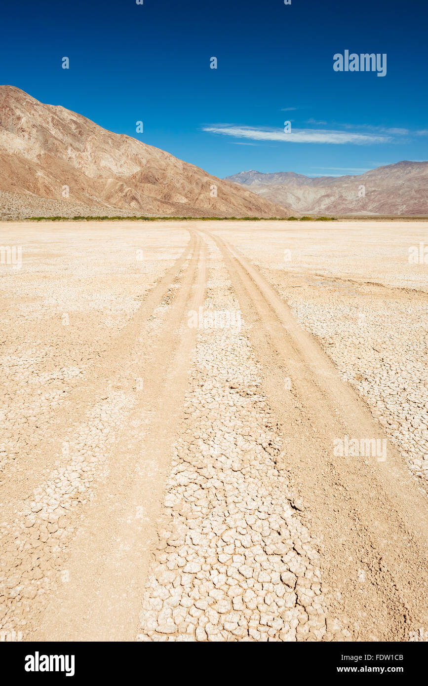 Les traces de pneus menant au Clark Dry Lake dans Anza-Borrego Desert State Park, Californie Banque D'Images