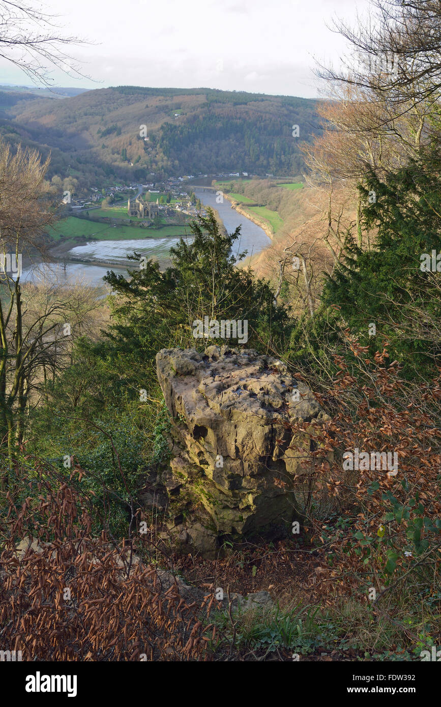 Devils Pulpit avec Wye Valley & Abbaye de Tintern ci-dessous Banque D'Images