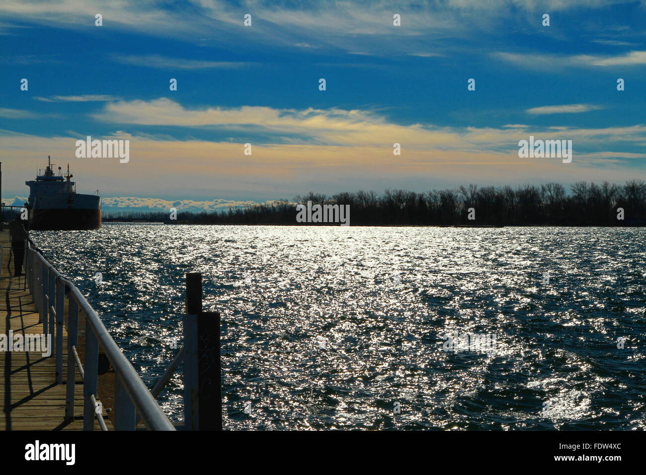 Réflexions de l'eau du lac Ontario dans le port de Toronto Banque D'Images