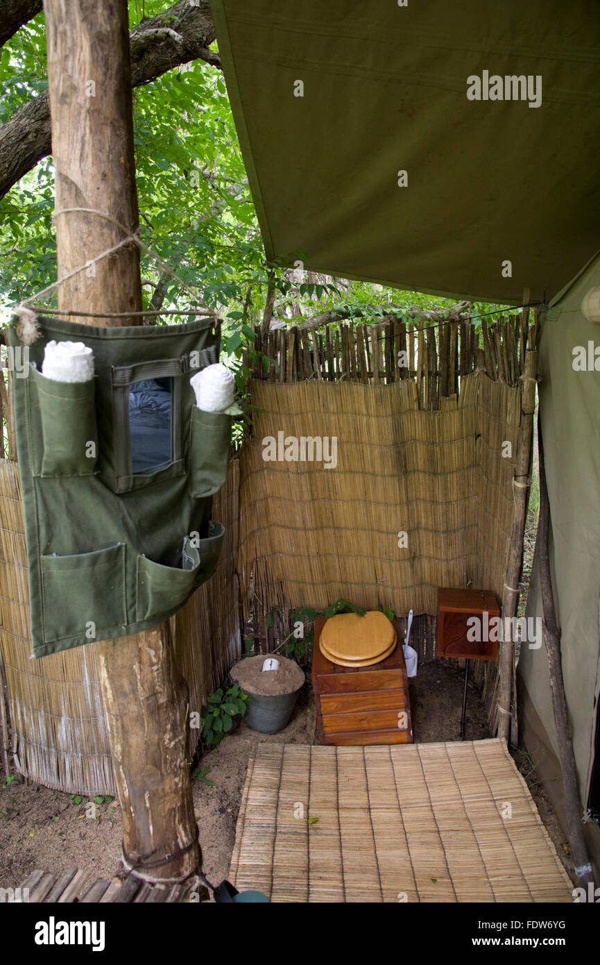 L'Afrique, le Mozambique, le Parc National de Gorongosa. 'Explorer Gorongosa' Lodge, camp de tentes de luxe, piscine, salle de bains. Banque D'Images