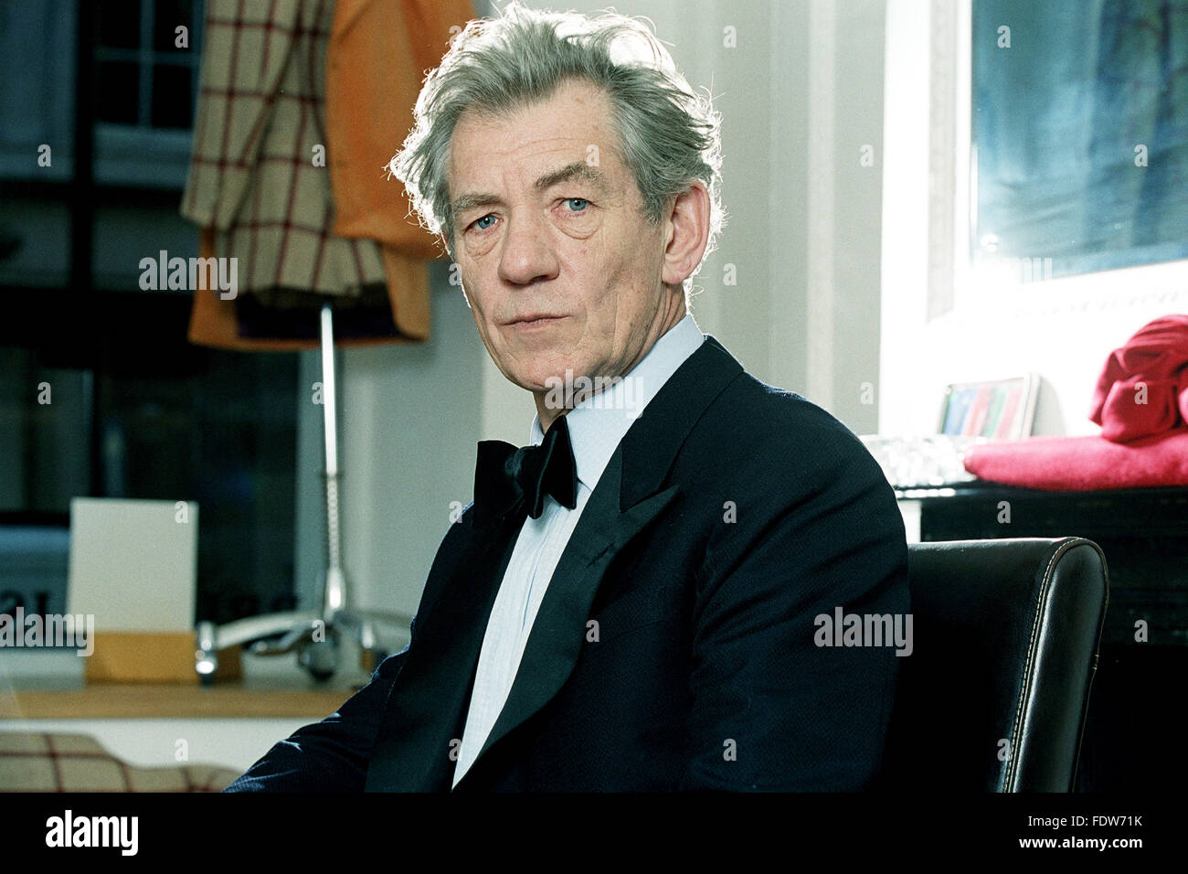 Photo:Jeff Gilbert Photo montre Sir Ian McKellen, l'acteur anglais, ayant un smoking et équipé, à Richard Anderson, tailleurs de Savile Row, dans le centre de Londres, au Royaume-Uni. Bond Street est une rue commerçante dans le quartier de Mayfair, au centre de Londres, célèbre pour son traditionnel sur mesure pour hommes la couture. Construit entre 1731 et 1735 dans le cadre de l'élaboration de la Burlington Estate, et est nommé d'après lady Dorothy Savile, épouse du 3e comte de Burlington. Photo:Jeff Gilbert Banque D'Images