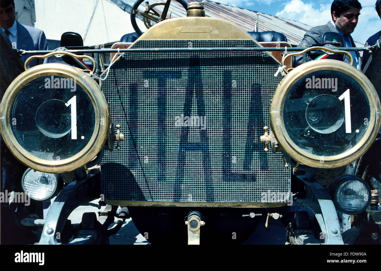 Détail de radiateur Vintage Itala Mod 35/45 HP Model Voiture, faite à Turin en 1907. La voiture est maintenant exposée dans le Musée Automobile de Turin Italie Banque D'Images