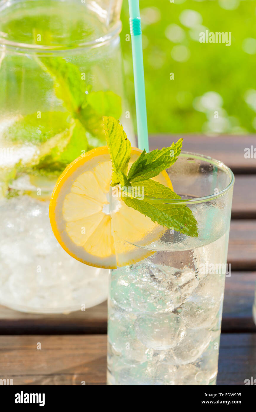 Boire de l'eau froid glace limonade dans jardin d'été Banque D'Images