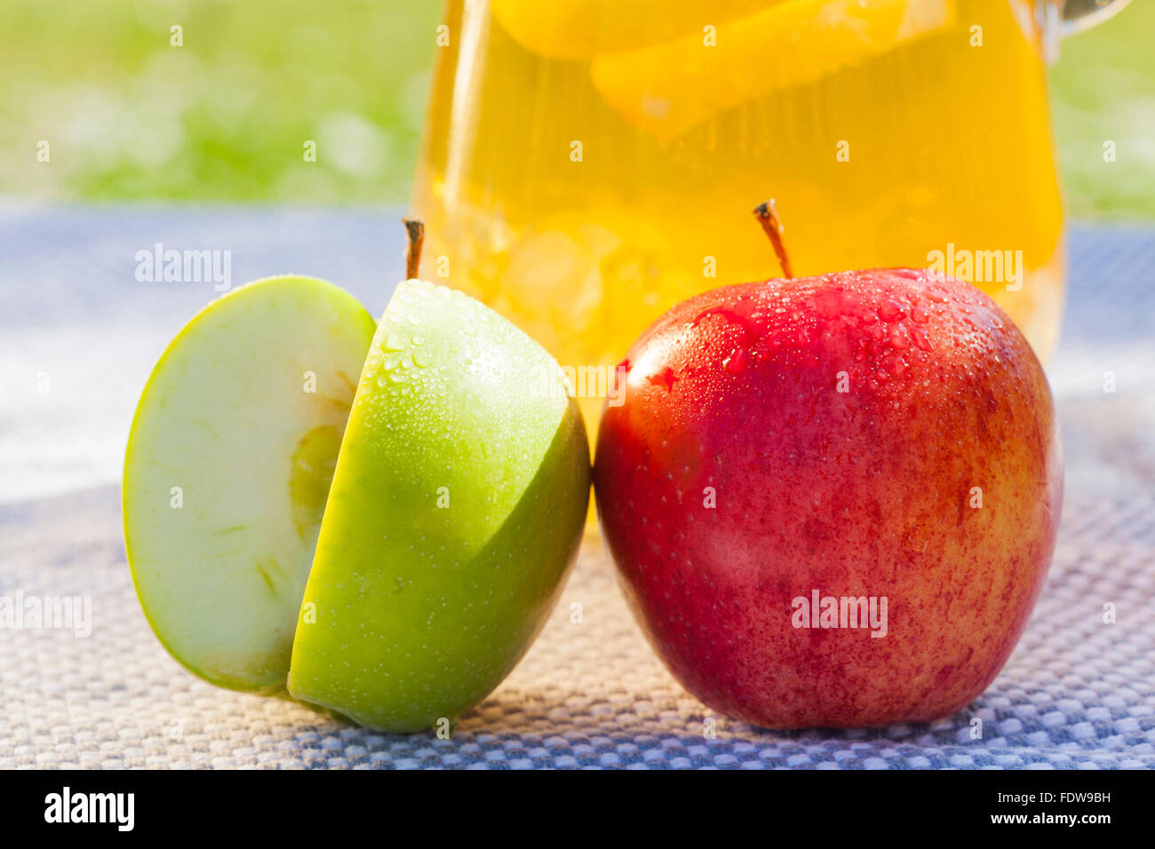 Spritzer jus de pomme d'été glacée boissons dans jardin Banque D'Images