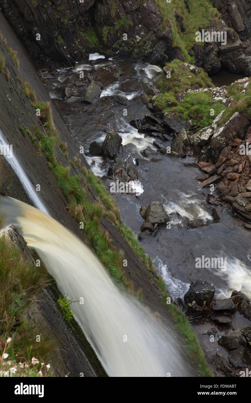 Speke Marin's Mill bouche, descendant en cascade des falaises côtières près de Hartland Quay, près de Bideford, North Devon, Grande Bretagne. Banque D'Images