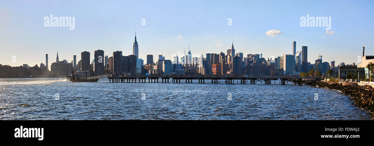 L'île de Manhattan NYC de Green Point, ciel clair fin jour panorama Banque D'Images