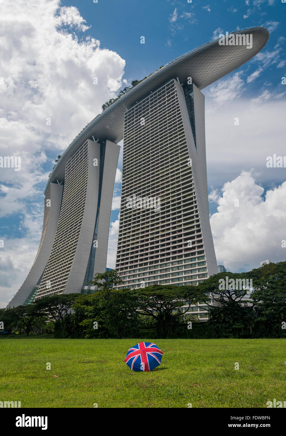 Vue de la Marina Bay Hotel avec un parapluie Union Jack à l'avant-plan Banque D'Images