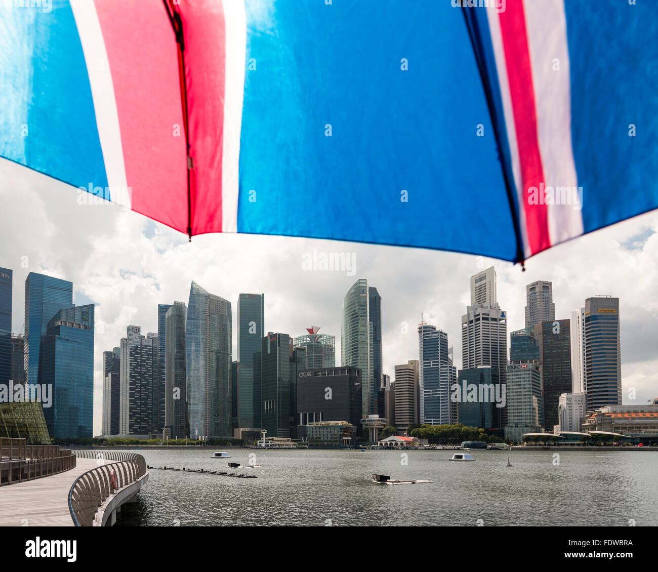 L'affichage de la ville de Singapour à partir de bâtiments sous un parapluie Union Jack Banque D'Images