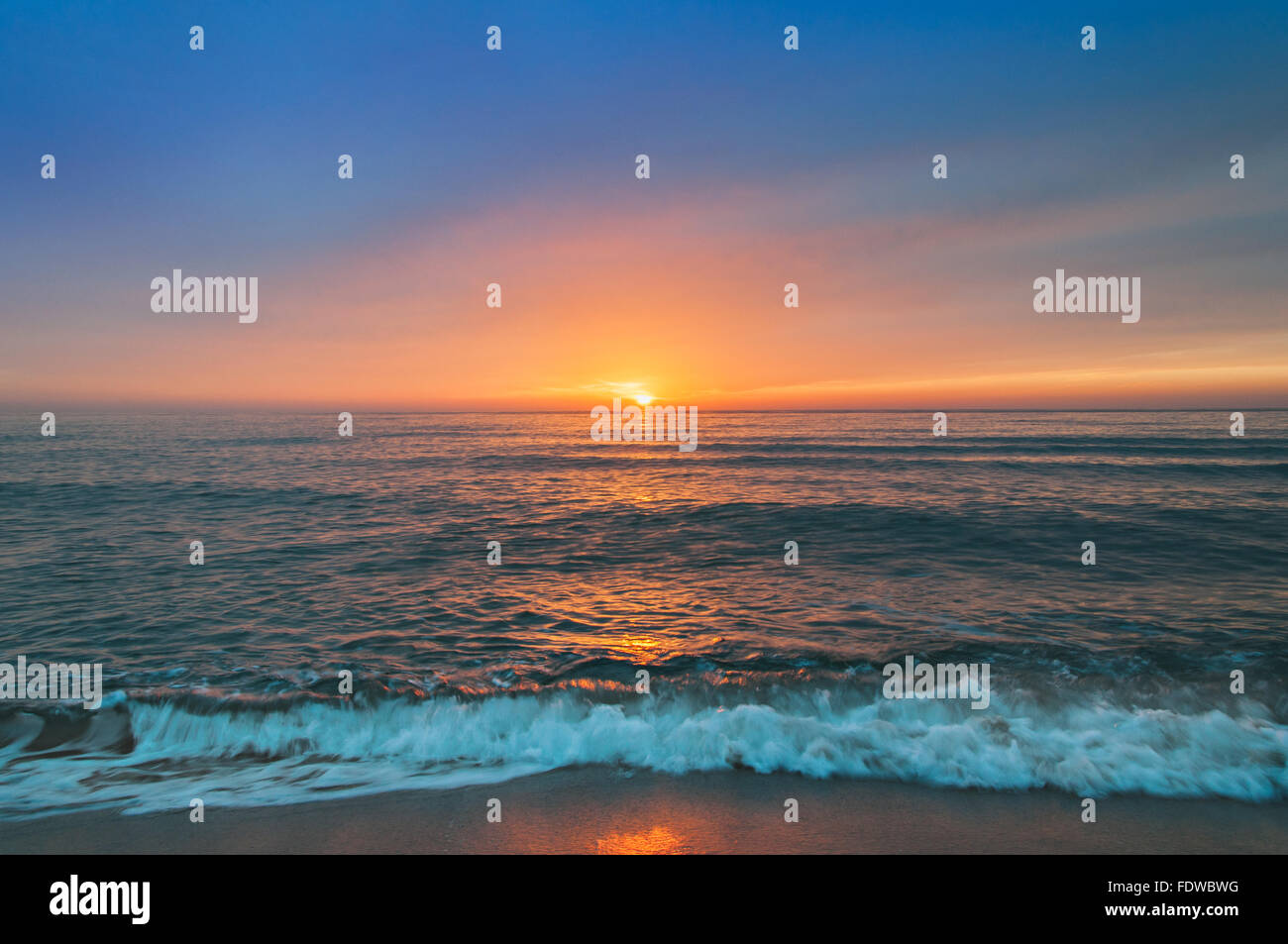 Beaux nuages sur la mer, le lever du soleil. Banque D'Images