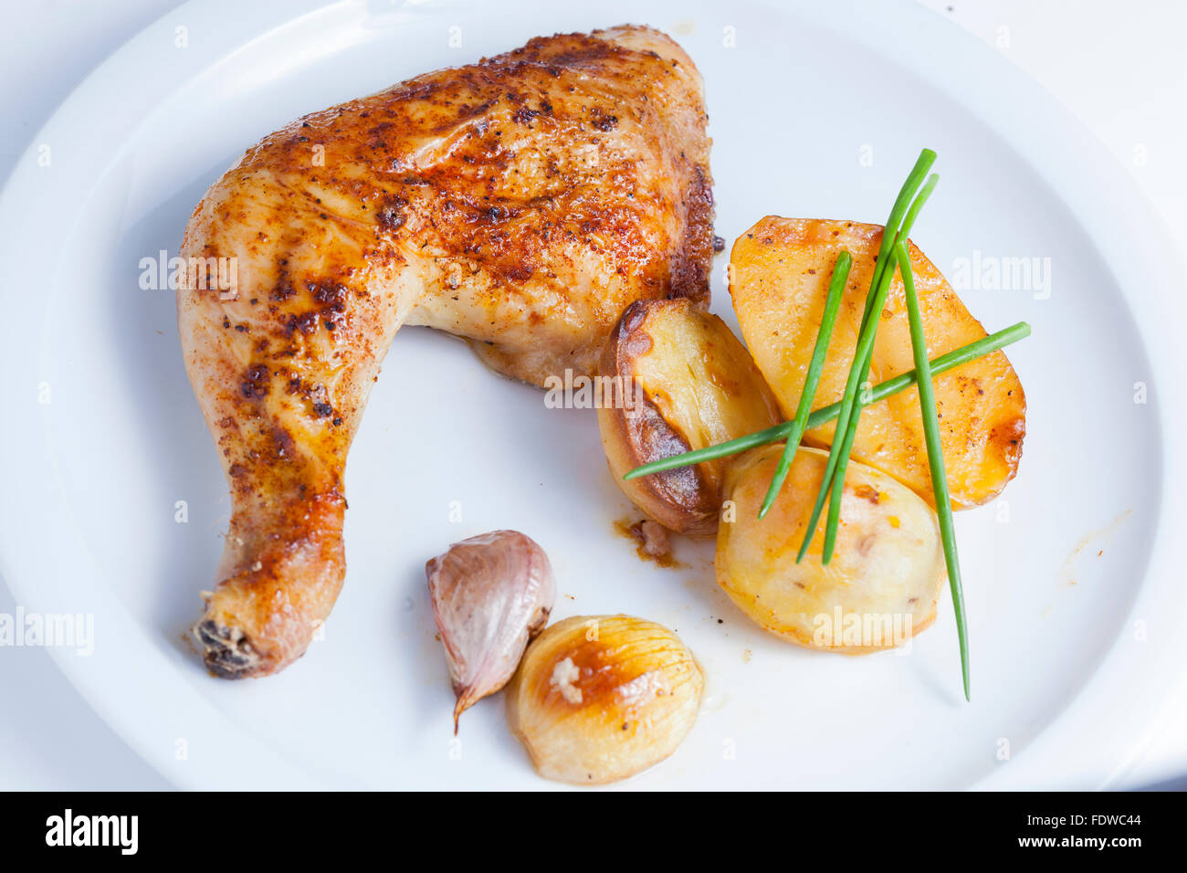 Cuisse de poulet rôti croustillant avec pommes de terre Banque D'Images