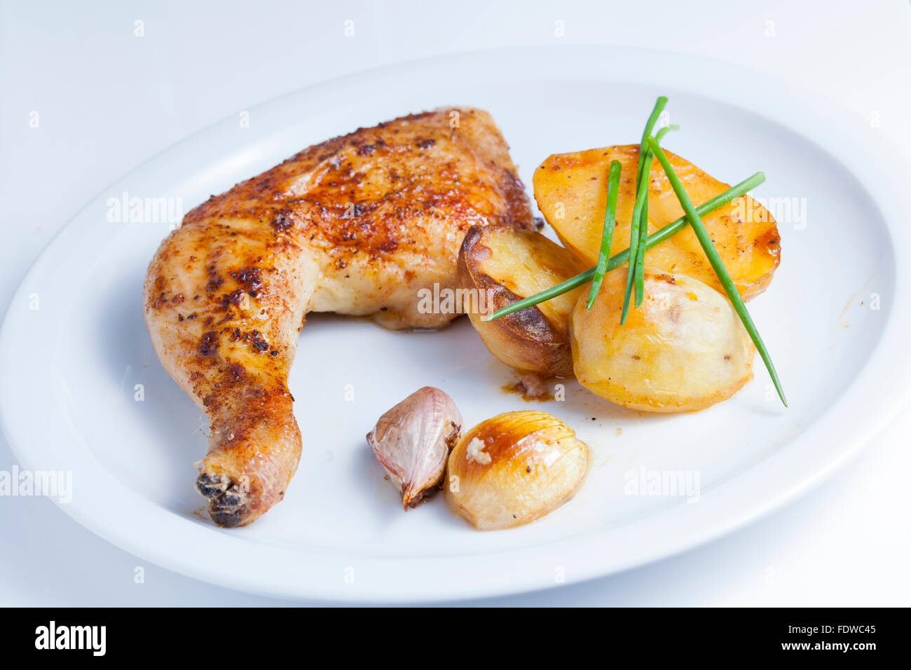 Cuisse de poulet rôti croustillant avec pommes de terre Banque D'Images