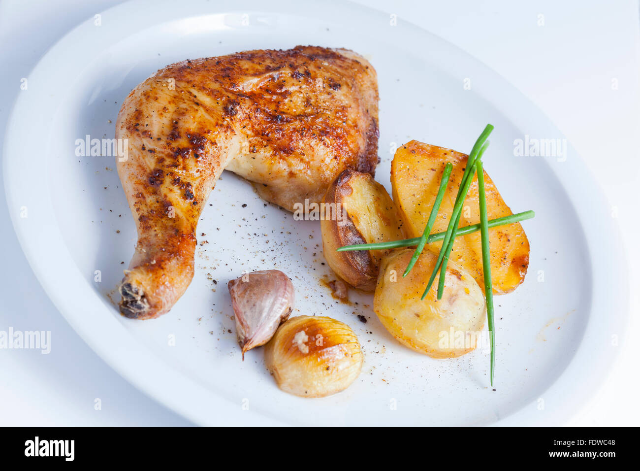 Cuisse de poulet rôti croustillant avec pommes de terre Banque D'Images