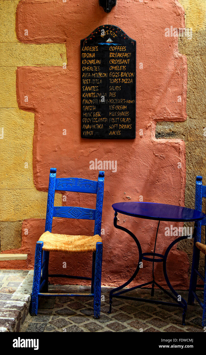 La Crète, dans la vieille ville de Chania, table et chaise bleu et le plan des menus d'un petit restaurant Banque D'Images