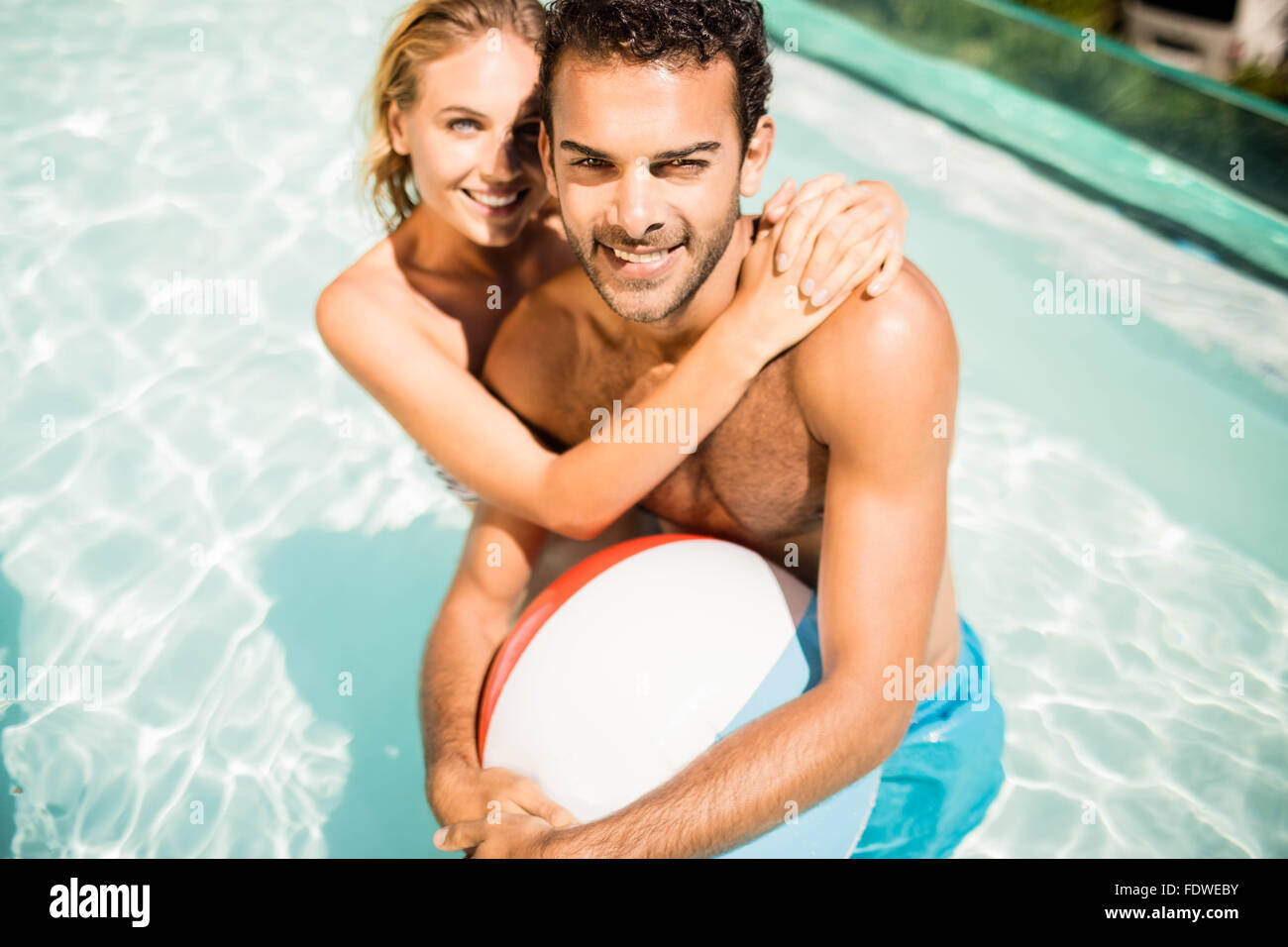 Couple heureux avec ballon de plage Banque D'Images