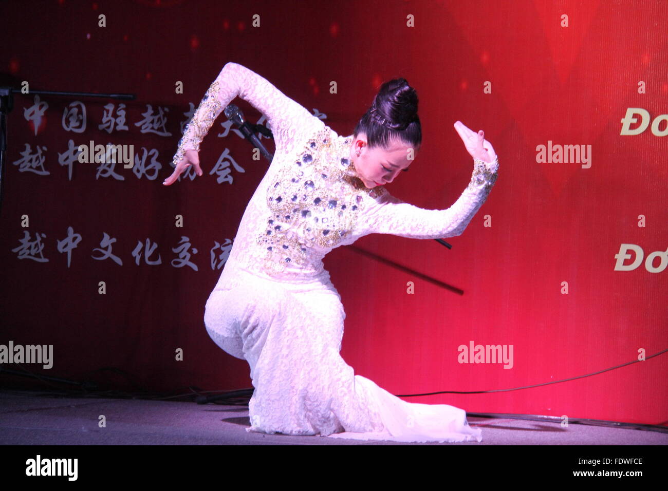 Hanoi, Vietnam. Feb, 2016 2. Un danseur effectue pendant la Fête du Printemps 2016 fête organisée par l'ambassade de Chine au Vietnam, à Hanoi, capitale du Vietnam, le 2 février 2016. Le crédit : Yanna/Xinhua/Alamy Live News Banque D'Images