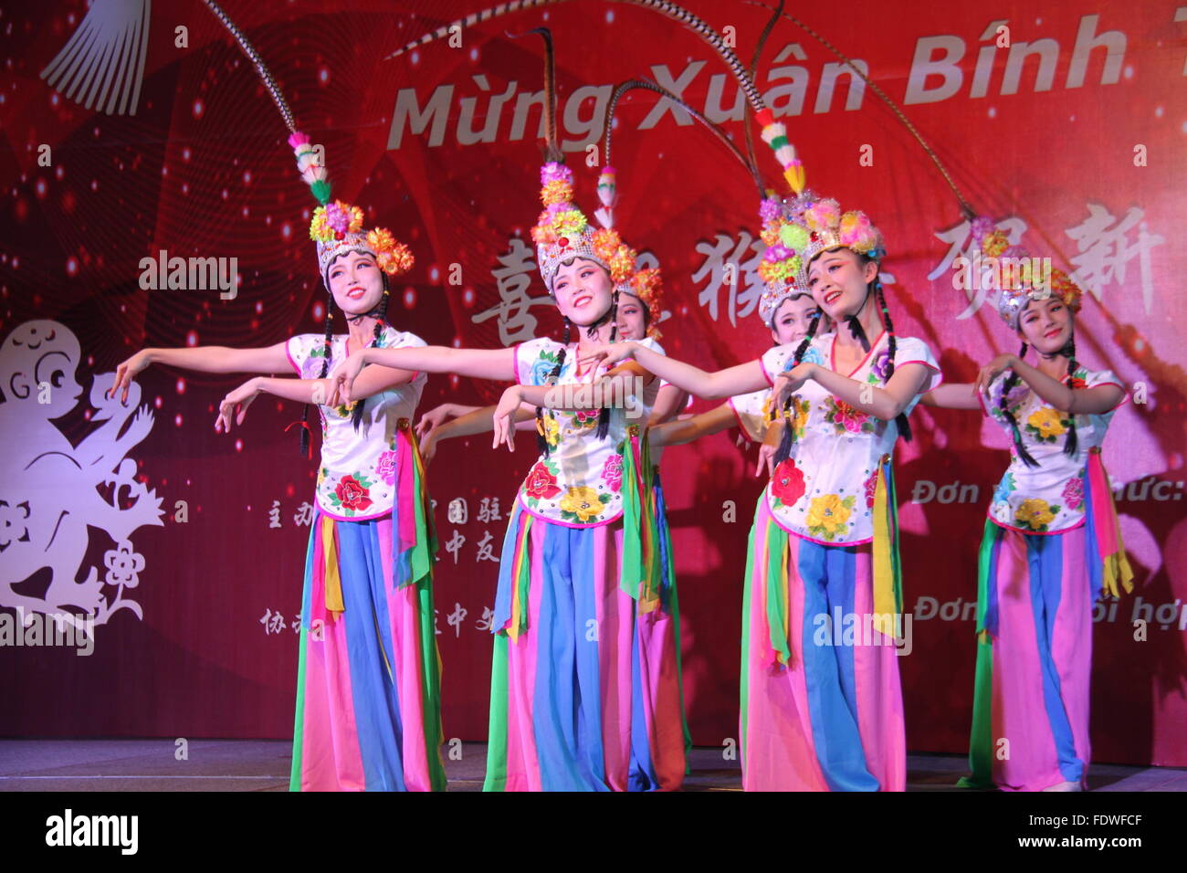 Hanoi, Vietnam. Feb, 2016 2. Les étudiants chinois effectuer pendant la Fête du Printemps 2016 fête organisée par l'ambassade de Chine au Vietnam, à Hanoi, capitale du Vietnam, le 2 février 2016. Le crédit : Yanna/Xinhua/Alamy Live News Banque D'Images