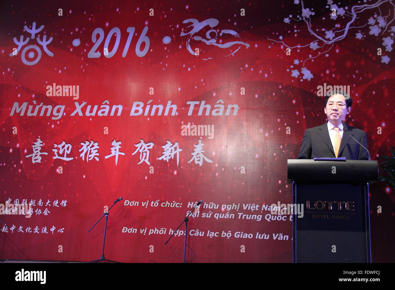 Hanoi, Vietnam. Feb, 2016 2. L'ambassadeur de Chine au Vietnam Hong Xiaoyong traite de la fête du printemps 2016 fête organisée par l'ambassade de Chine au Vietnam, à Hanoi, capitale du Vietnam, le 2 février 2016. Le crédit : Yanna/Xinhua/Alamy Live News Banque D'Images