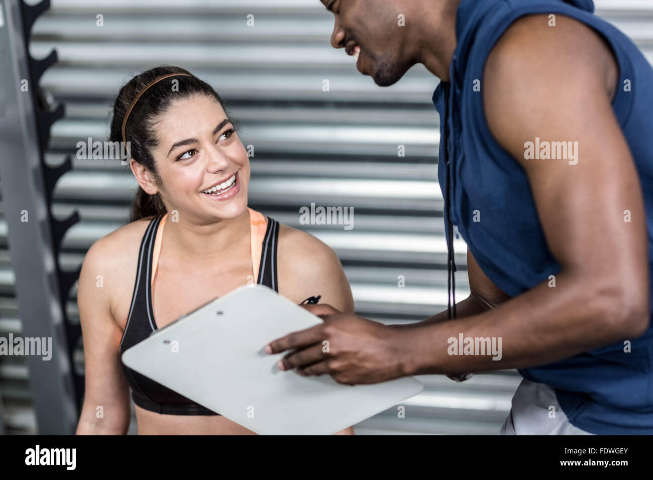 Plan d'entraînement entraîneur sportif expliquant à la femme Banque D'Images