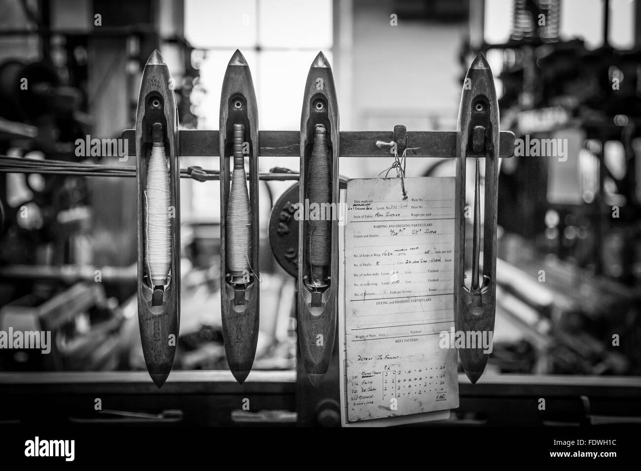 Des navettes de tissage en bois au sommet d'un métier à tisser à Bradford Industrial Museum, Bradford West Yorkshire, UK. Banque D'Images