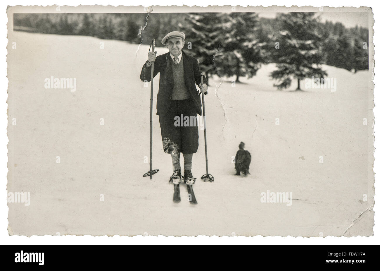Vintage photo de ski homme dans la neige. Photo ancienne originale avec du grain de film et des rayures Banque D'Images