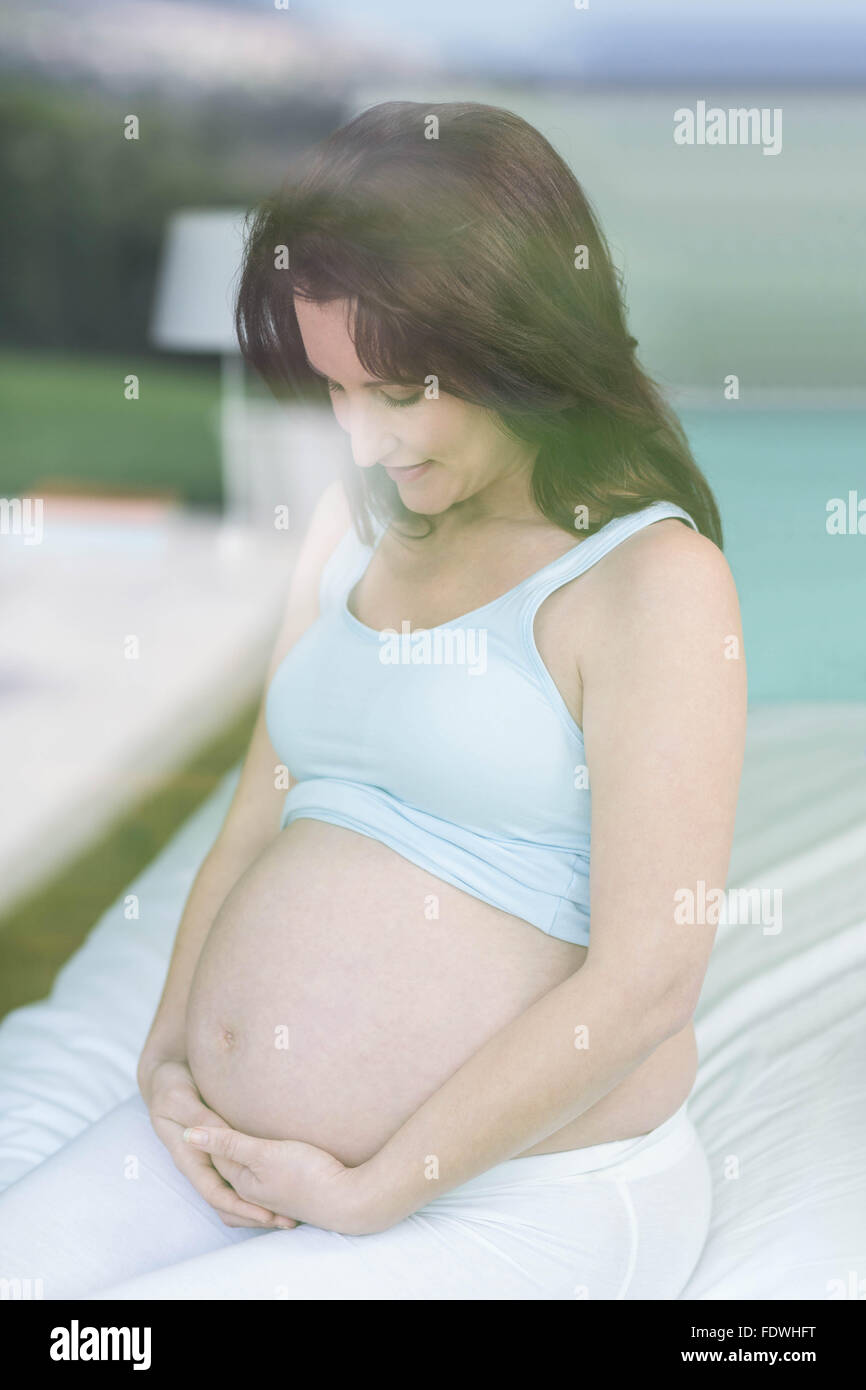 Pregnant woman touching belly Banque D'Images