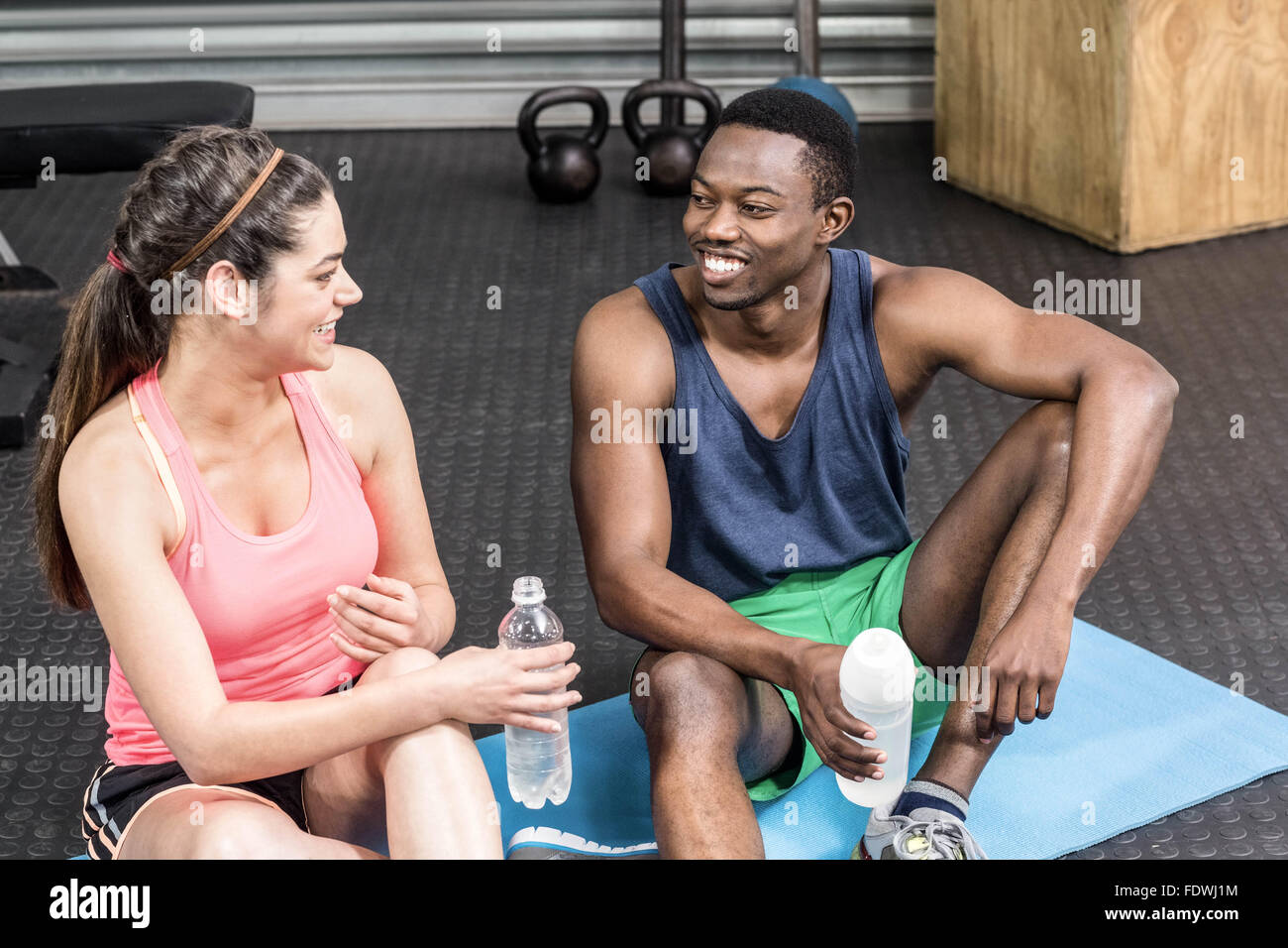 Femme et l'homme parle sur le sport towel Banque D'Images