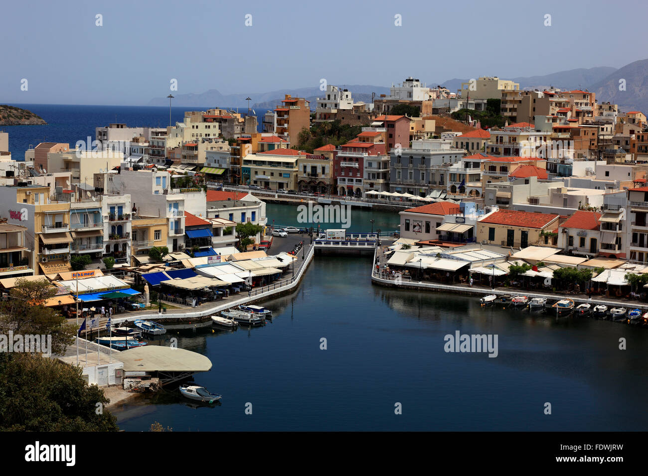 Agios Nikolaos, Crète, regardez le centre ville dans le lac de Voulismeni Banque D'Images