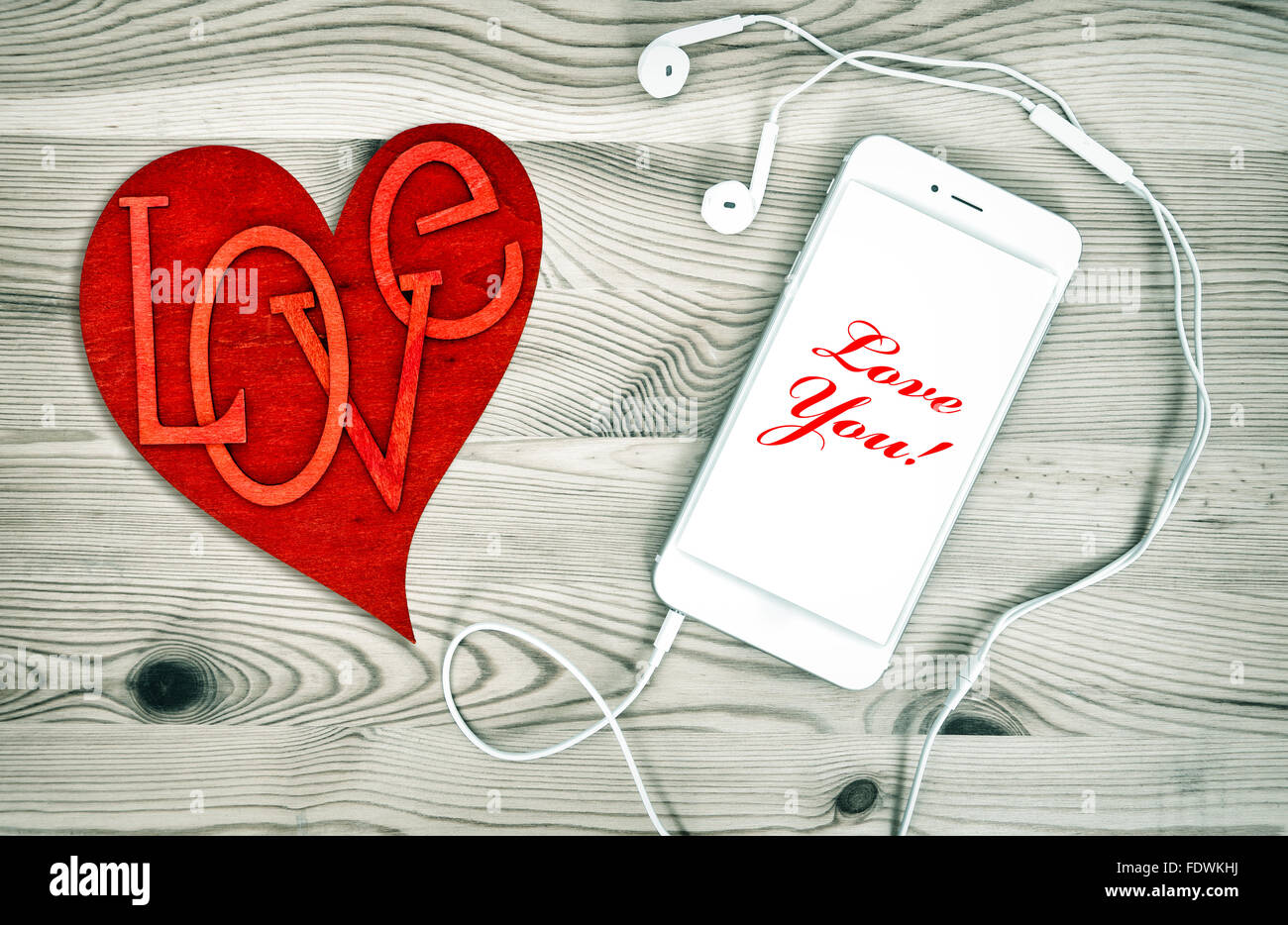 Téléphone numérique avec cœur rouge. L'amour et la Saint-valentin concept Banque D'Images