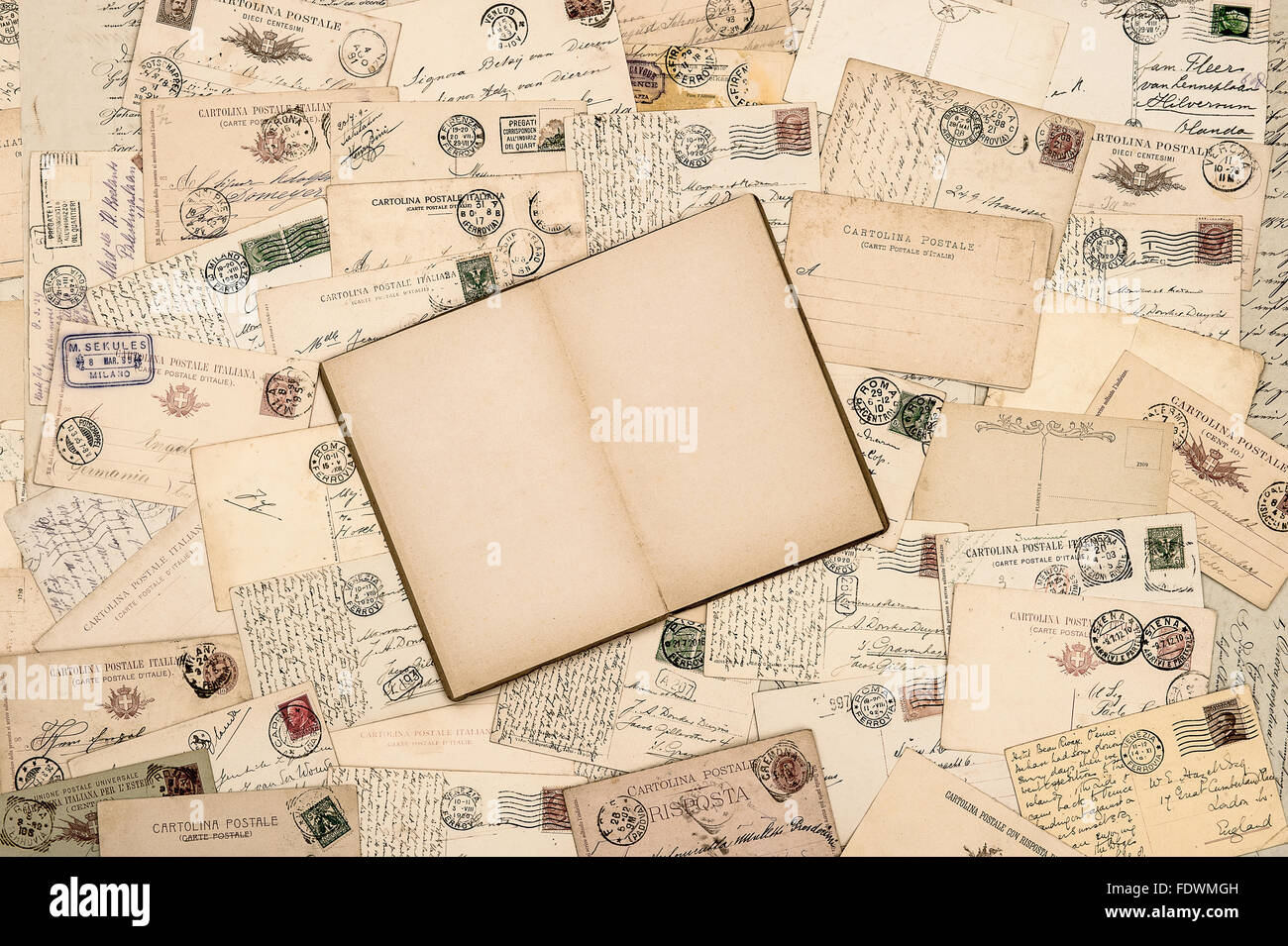 Vintage paper background. Cartes postales manuscrites anciennes et ouvert livre vide Banque D'Images