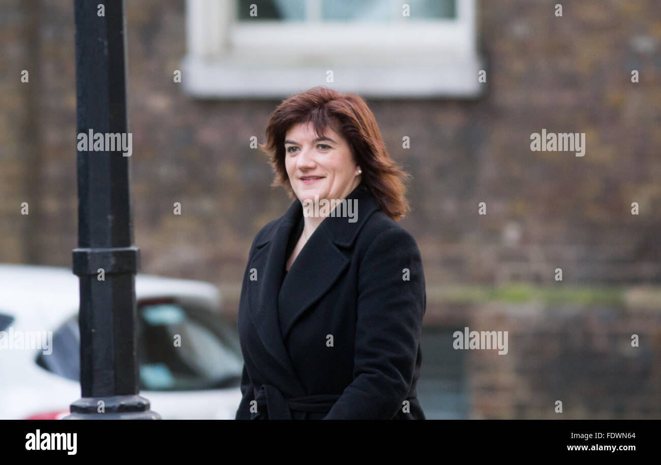 Nicky Morgan,secrétaire d'Etat à l'éducation, au numéro 10 Downing Street pour une réunion du cabinet Banque D'Images