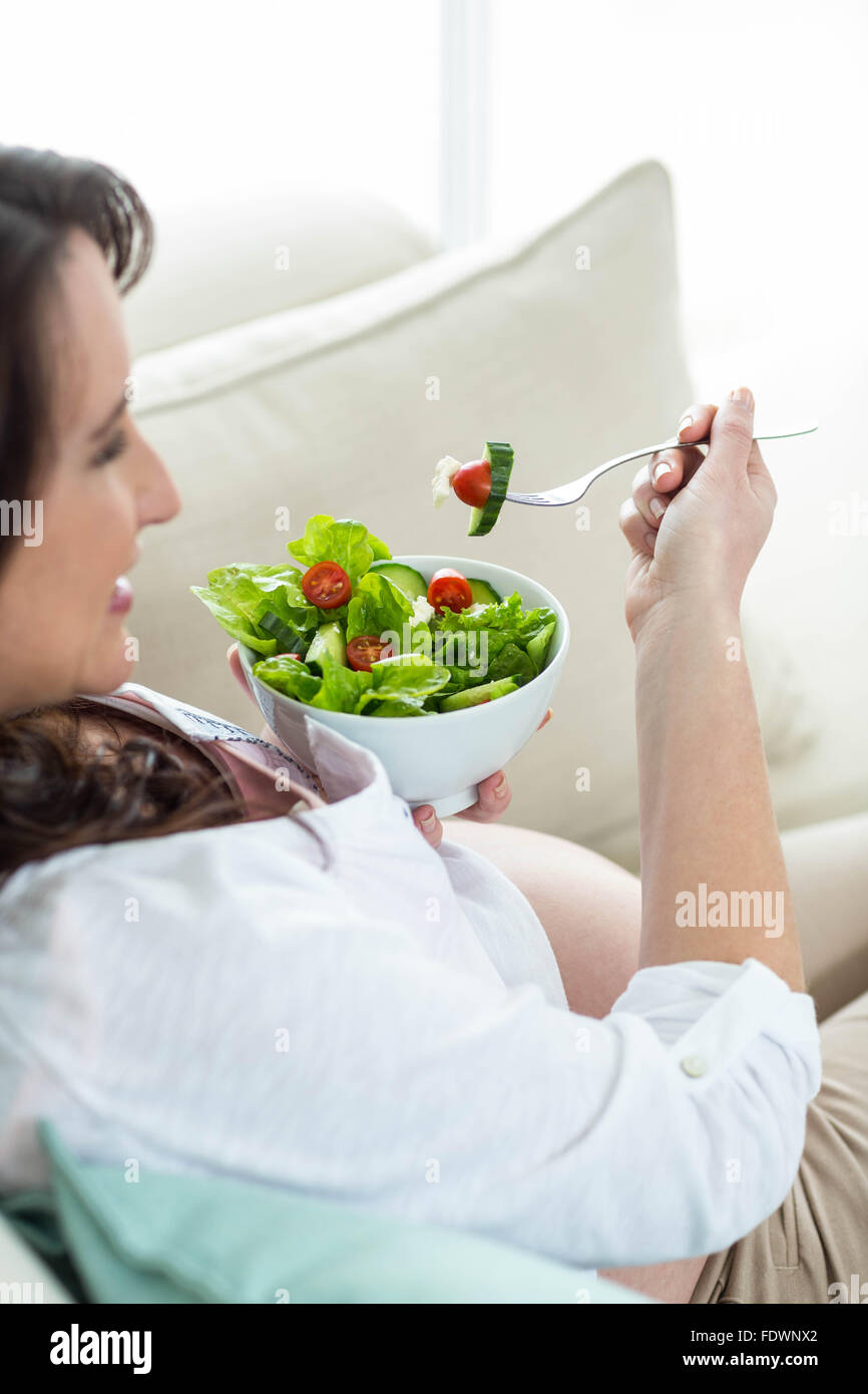 Pregnant woman eating salad Banque D'Images