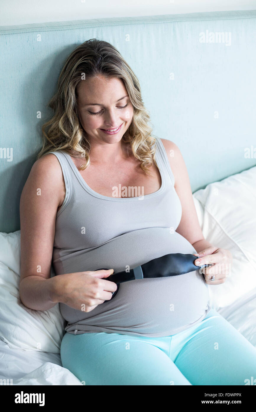 Femme enceinte faire son ventre d'écouter de la musique Banque D'Images