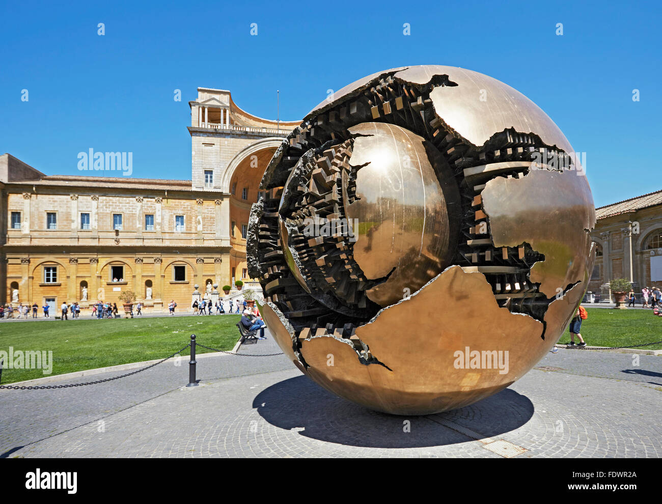 Rome Le Vatican Dans Sphère Sphere sculpture par Pomodoro dans le Cortile della Pigna Banque D'Images