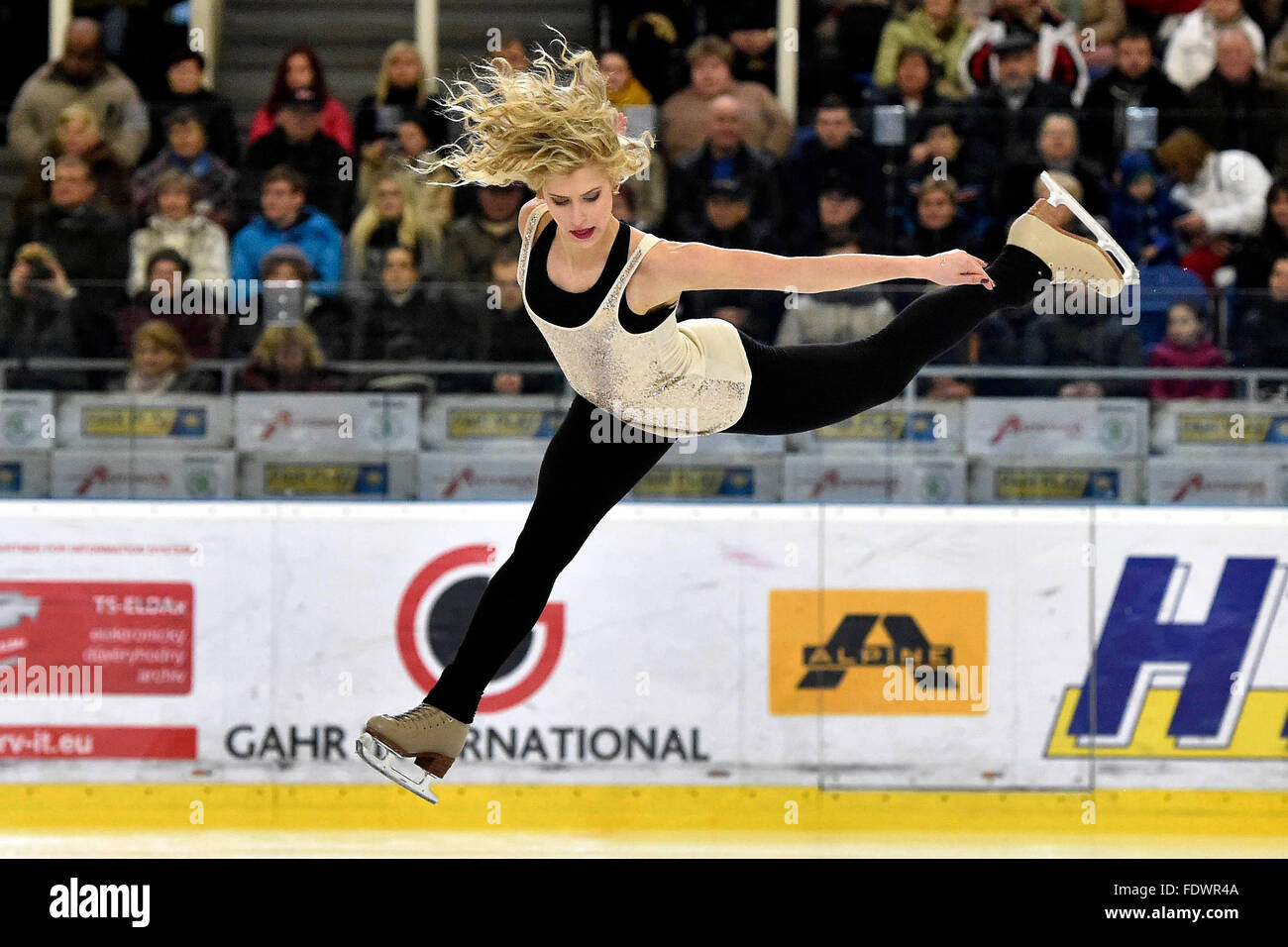 Brno, République tchèque. 09Th Feb 2016. Les patineurs artistiques européens assister à un spectacle bénéfice en l'honneur du 80e anniversaire de deux-fois champion européen Karol Divin à Brno, en République tchèque, le 2 février 2016. Tchèque Eliska Brezinova imagée. © Vaclav Salek/CTK Photo/Alamy Live News Banque D'Images