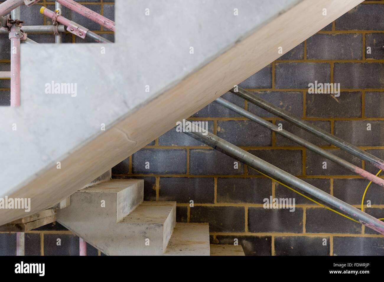 Un chantier avec escalier en béton et les échafaudages Banque D'Images